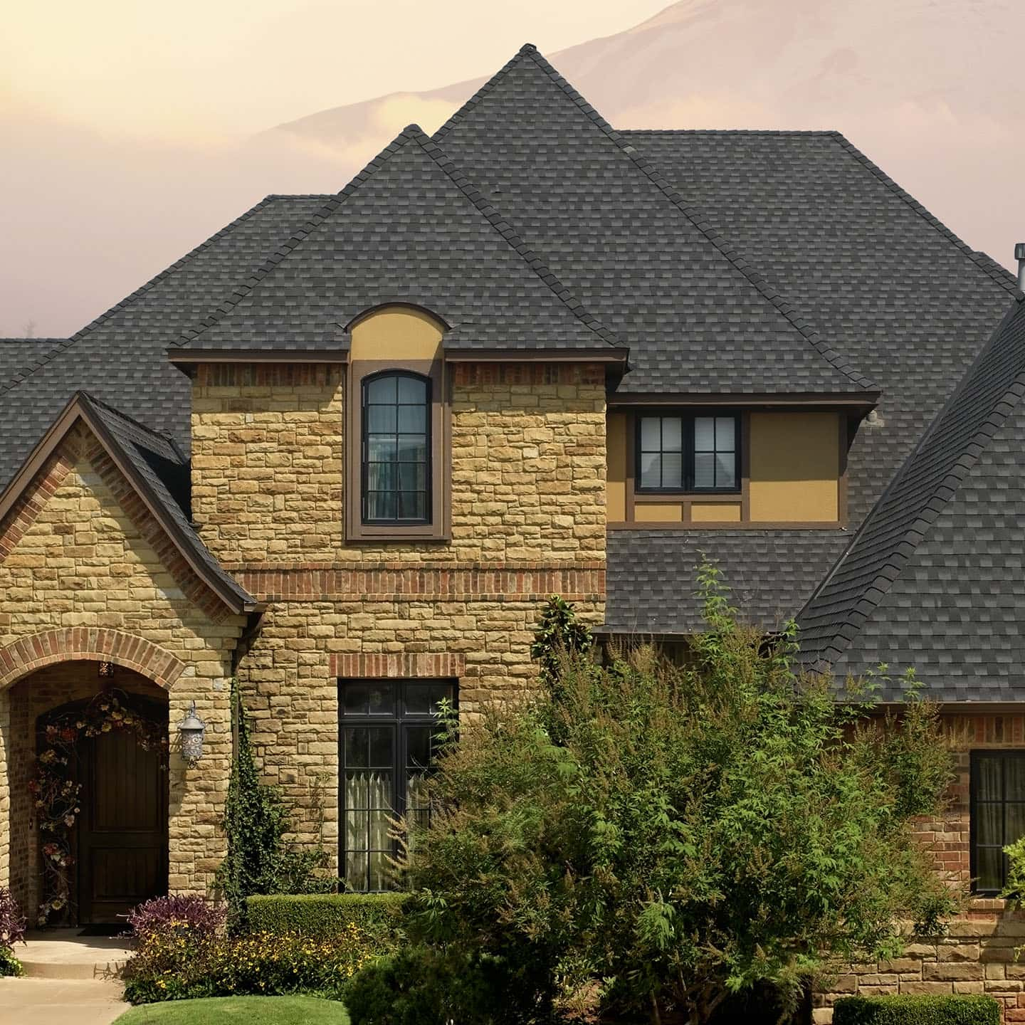 GAF Timberline UHD® Charcoal House